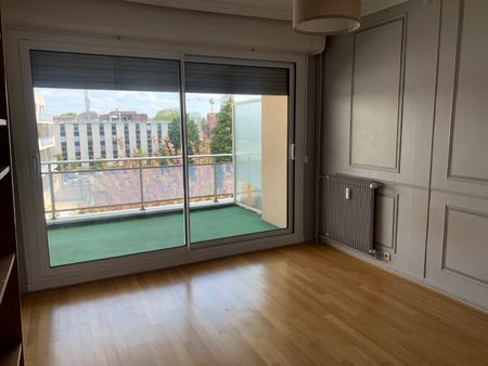 Location Appartement 4 pièces 107m² LILLE 59000 - Photo 2