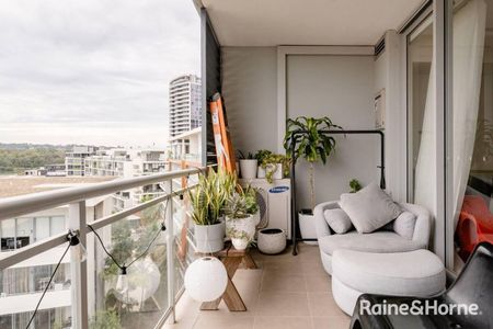 Stunning Studio Waterfront Apartment - Timber Floors & Balcony - Photo 4