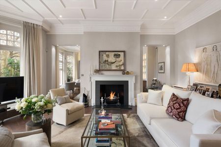 A beautifully proportioned three bedroom lateral apartment with a private outdoor space for let in the heart of Chelsea SW10. - Photo 3