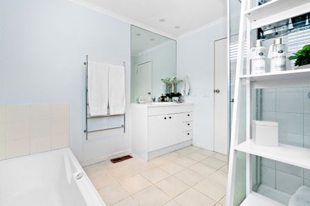 Four bedroom living! - Photo 4