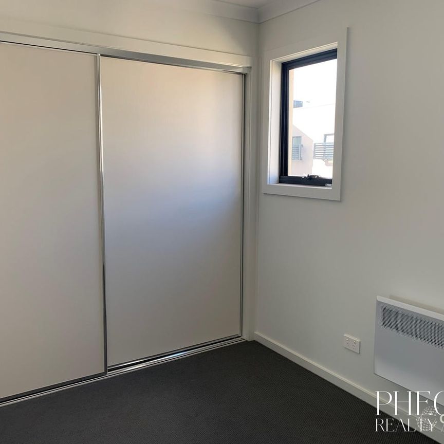 Modern 2 BEDROOM TOWNHOUSE PLUS STUDY - Photo 1