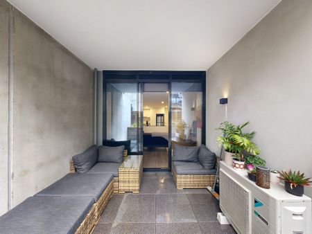 Supersized Ground Floor Apartment with Courtyard - Photo 5