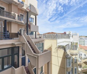 Room in a shared 8-bedroom apartment for rent in Lisbon, professionals only. - Photo 2