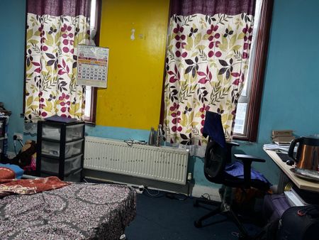 3 Bed Terraced House, Keppel Road, E6 - Photo 4