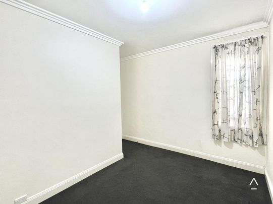 Prime Newtown Living – Stylish Terrace in Unbeatable Locatio - Photo 1