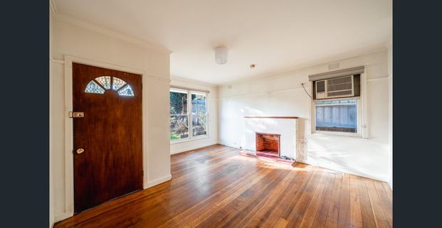 Deakin Uni, PLC around the corner - Photo 1