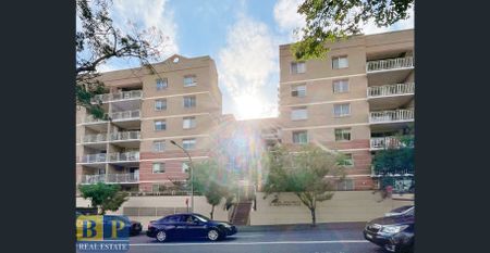 Bright Three bedroom with Timber Floor, 5 mins walk from station - Photo 4