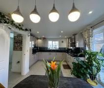 4 bedroom semi-detached house to rent - Photo 6