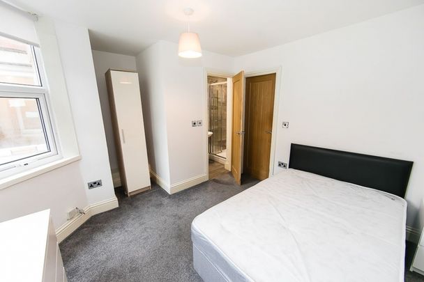 Flat 1, 27 Richmond Road, Headingley, Leeds - Photo 1