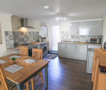 3 bedroom flat to rent - Photo 3