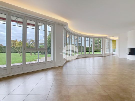 Superb ground floor with private garden in secure residence - Photo 1