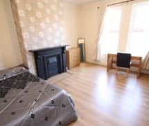 8 Bed - 30 Brudenell Avenue, Hyde Park, Leeds - LS6 1HD - Student - Photo 2