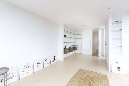 Truly exceptional and newly renovated penthouse apartment situated in the heart of Highbury. - Photo 4