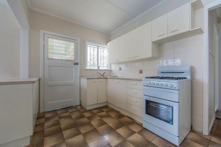 36 Curwen Terrace, Chermside QLD, Belconnen - Photo 4