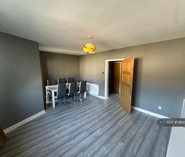 3 bedroom flat to rent - Photo 2