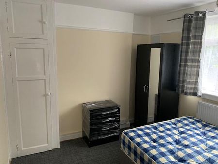 4 bedroom semi-detached house to rent - Photo 4