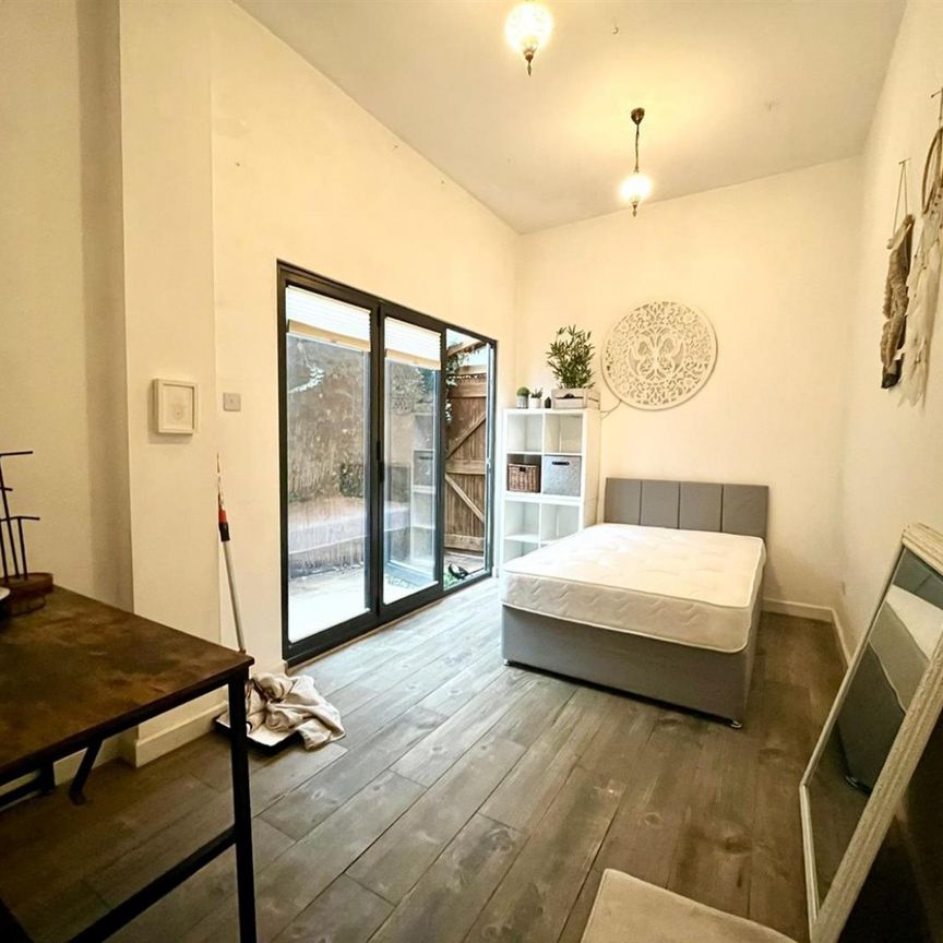 1 Bedroom Room To Let - Photo 1