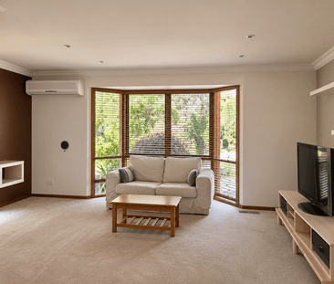 Partly Furnished, Spacious & Light-Filled Townhouse in Box Hill North - Photo 1
