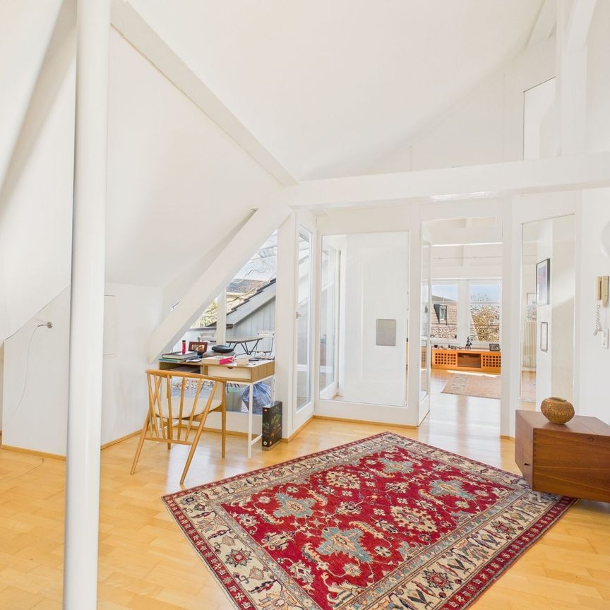 Sonnige und renovierte 2.5-Zimmer Dachwohnung mit Aussicht in Basel - Photo 1