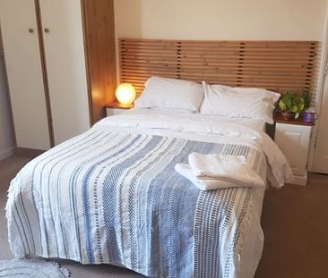 6 bedroom, 1 en-suite house *parking* - Photo 5