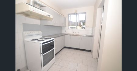 Well-maintained with floorboards - Photo 3