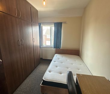 4 Bed Semi-Detached House, Bonnington Road, LE2 - Photo 4