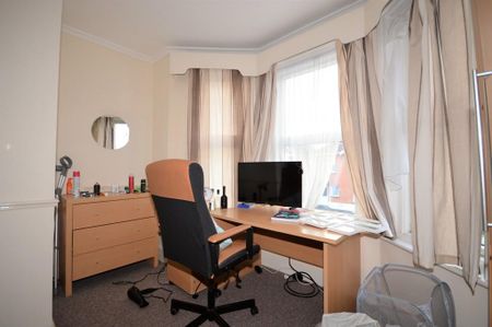 6 bedroom detached house to rent - Photo 2