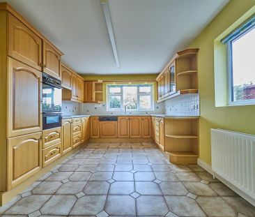 3 bedroom detached house to rent - Photo 3