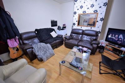 2 bedroom House in Harold Avenue, Leeds - Photo 2