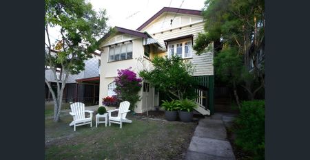 Freshly Updated Greenslopes Cottage Close To Hospital - Photo 5