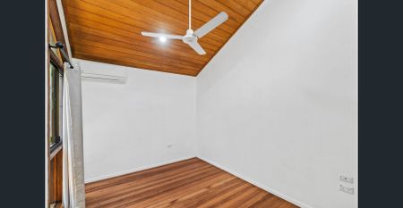 Costal retreat, steps to Kewarra Beach - Photo 2