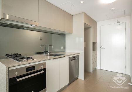 Spacious 1 Bedroom Apartment with Flexible Living Space - Photo 3