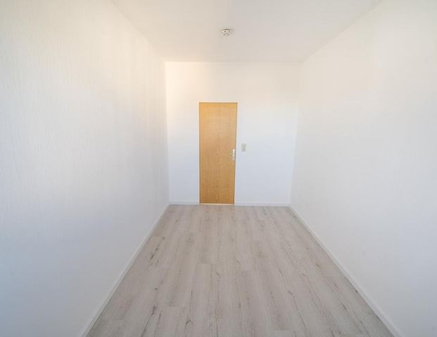 Renoviert, groß, hell, 4 Zimmer m. Einbauküche, Balkon, Parkplatz - Photo 1