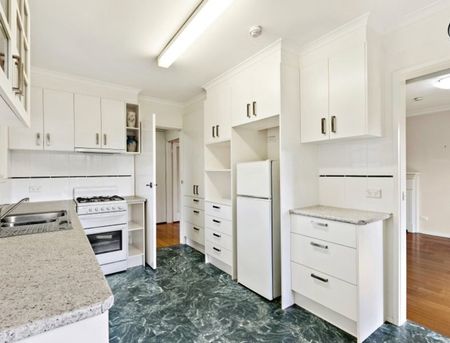 2-bedroom shared house, Warrigal Road - Photo 2