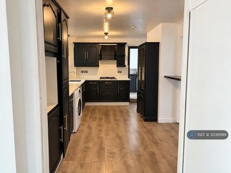 4 bedroom detached house to rent - Photo 2