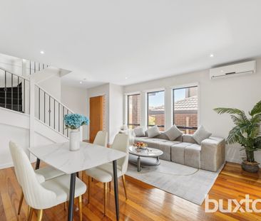 Stylish & Spacious Townhouse in Prime Doncaster Location - Photo 1