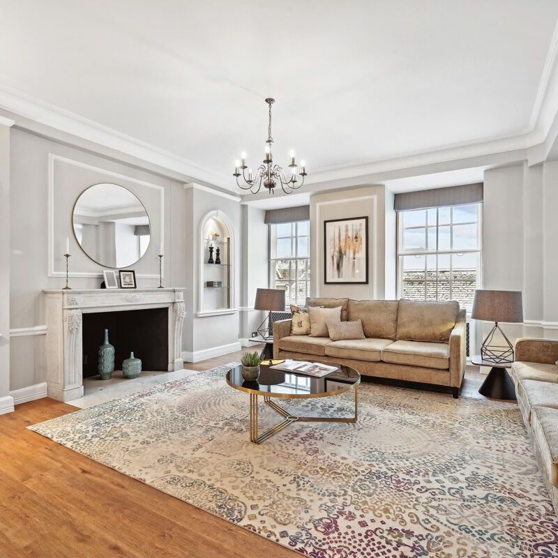 A distinguished Mayfair residence on Grosvenor Square. - Photo 1