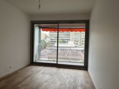 Location Appartement 3 pièces 91m² MARSEILLE 8ème - Photo 3