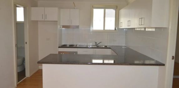 Cute & Cosy 3 Bedroom home with air conditioning - Photo 2