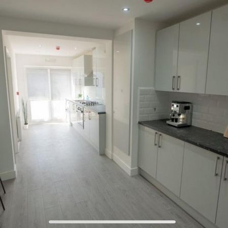 1 bedroom in a house share to rent - Photo 4