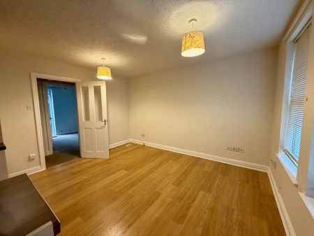 2 bedroom ground floor flat to rent - Photo 2