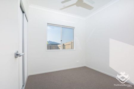 Brand New 4 Bedder Family House unbeatable LOW price $630 pw - Photo 4
