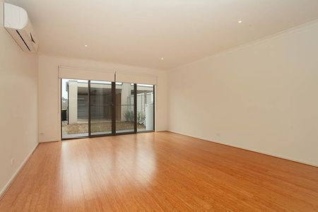 38 Grattan Cove, Craigieburn VIC 3064 - Photo 2