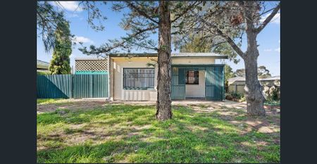 Retro Home with a 15 minute walk to the Beach! - Photo 3