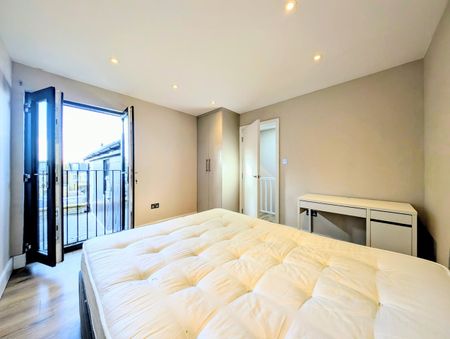 2 Bed Flat, Durnsford Road, SW19 - Photo 2