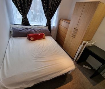 Room in a Shared House, Cross Way, NW10 - Photo 2