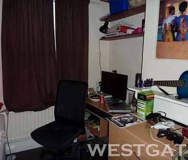 5 Bed - St Peters Road, University Area - Photo 4