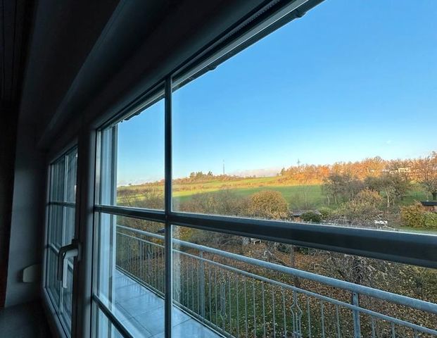 Großzügige Dachgeschoss Wohnung mit Balkon zu vermieten - Photo 1