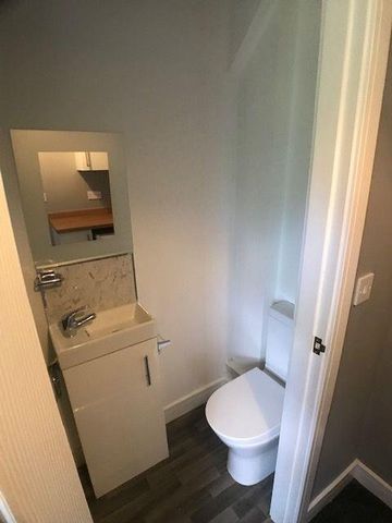1 bedroom in a house share to rent - Photo 4