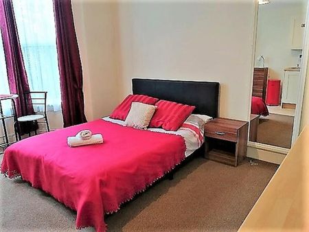 1 bedroom in a house share to rent - Photo 4